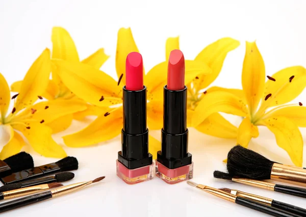 Lippenstift Gele Lelies Een Witte Achtergrond — Stockfoto