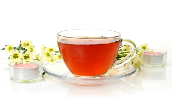Τσάι Μια Κούπα Και Λουλούδια Λευκό Φόντο — Φωτογραφία Αρχείου
