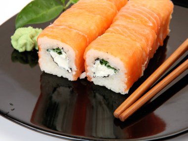 pirinç ve balık ile rulo