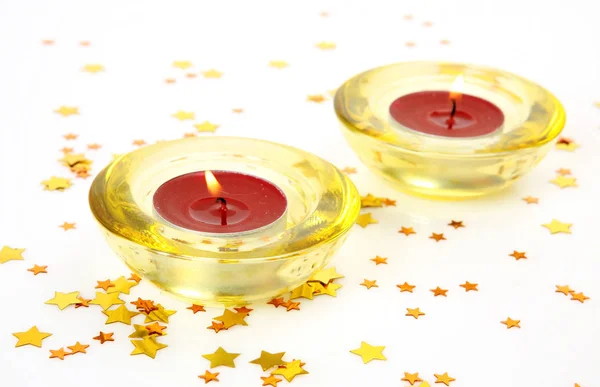 Velas encendidas y confeti dorado — Foto de Stock