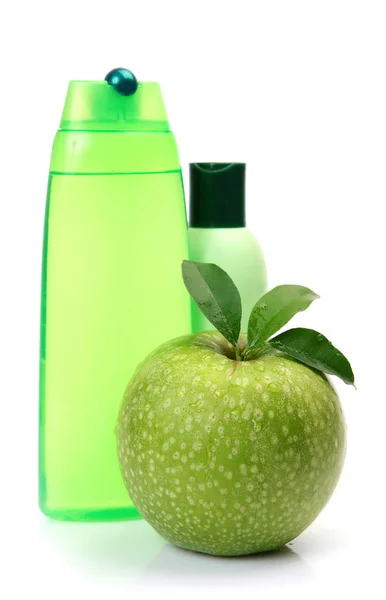 Beyaz arka planda yeşil şampuan ve elma — Stok fotoğraf