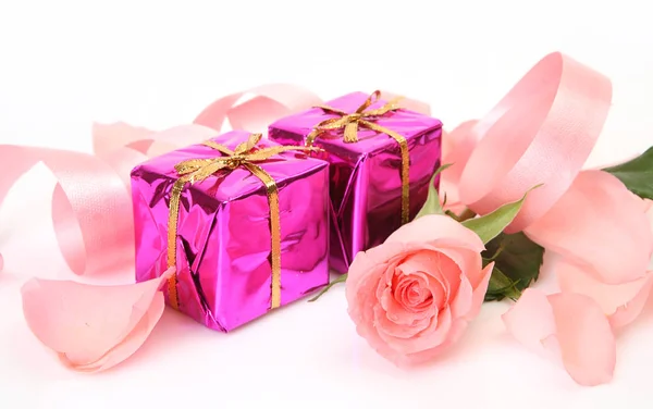 Rózsaszín rózsa és meglepetés dobozok — Stock Fotó