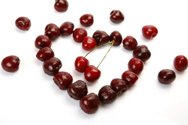 Beyaz arka planda olgun kirazlar