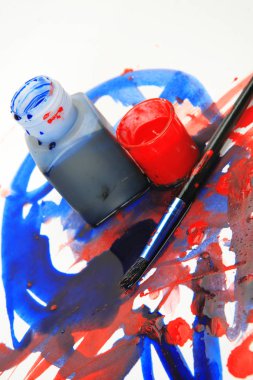 beyaz arka planda yalıtılmış boyalar ve fırçalar