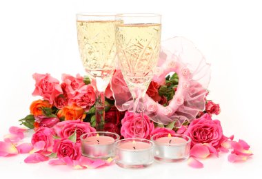 gözlük şampanya, pembe gül ve yanan mumlar