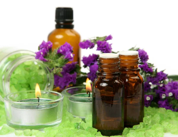 Grüne Kerzen Meersalz Glas Aromaölflaschen Und Violette Blumen — Stockfoto