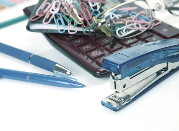 Taschenrechner Stifte Stifte Notizblock Brille Bürobedarf — Stockfoto
