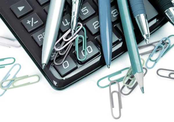 Kalkulator Długopisy Ołówki Szpilki Materiały Biurowe — Zdjęcie stockowe