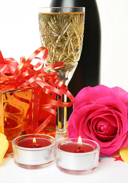 燃烧的蜡烛 玫瑰花瓣 礼品盒和葡萄酒 — 图库照片