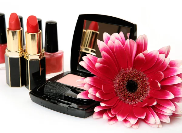 Rote Lippenstifte Nagellack Blume Und Make Erröten Mit Spiegel — Stockfoto