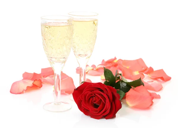 Rote Rose Und Champagner Gläsern Auf Weißem Hintergrund — Stockfoto