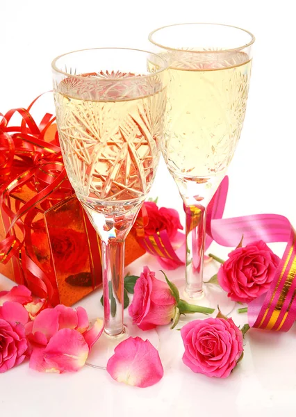 香槟在眼镜 玫瑰花瓣和盒子与礼物 — 图库照片