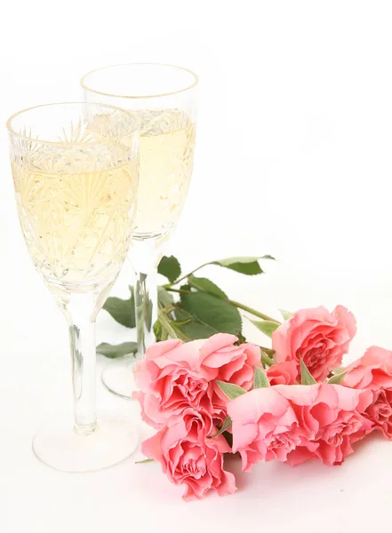 Σαμπάνια Ποτήρια Και Ροζ Τριαντάφυλλα — Φωτογραφία Αρχείου