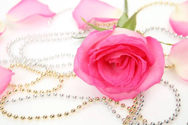 Ροζ Τριαντάφυλλα Και Χάντρες Στολίδια Λευκό Φόντο — Φωτογραφία Αρχείου