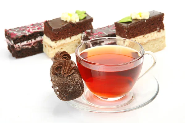 Thé Dans Une Tasse Des Gâteaux Sur Fond Blanc — Photo