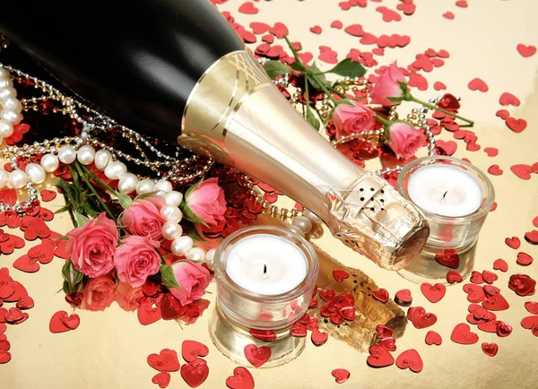 Шампанське Рожеві Троянди Червоне Серце Формі Конфетті Бісеру — стокове фото