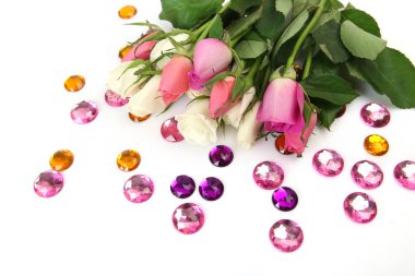renkli taşlar ile beyaz arka plan üzerinde gül buketi
