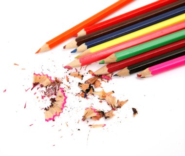 beyaz arka plan üzerinde renkli ahşap kalemler