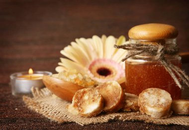 aromaterapi ve masaj kremi için kokulu yanan mumlar