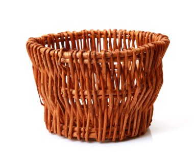 Hasır sepet beyaz arkaplanda izole edildi