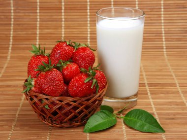 sütü ile olgun çilek