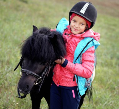  sert şapka ve siyah midilli kız