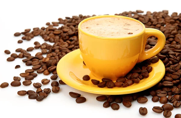 咖啡在黄色杯子和分散的咖啡豆 — 图库照片