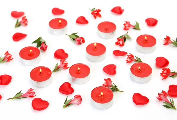 Röda Blommor Hjärtan Och Röda Brinnande Ljus Vit Bakgrund — Stockfoto