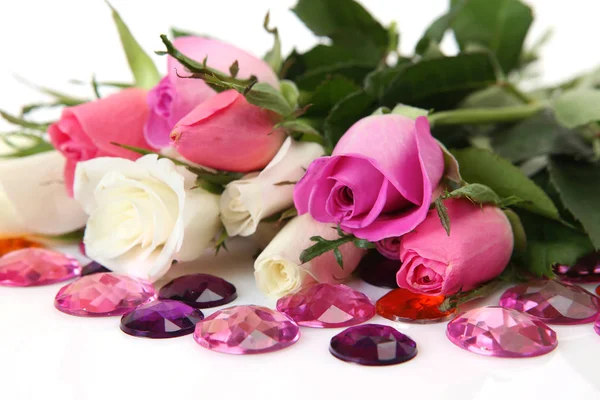 Bouquet Roses Sur Fond Blanc Avec Des Pierres Colorées — Photo