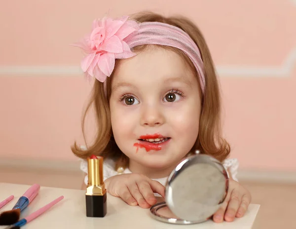 Gadis Dengan Lukisan Cermin Lipstik Ibu — Stok Foto