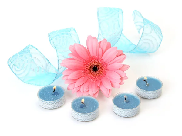 粉红色花和蓝色蜡烛与丝带在白色背景 — 图库照片