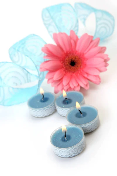 Fiore Rosa Candele Blu Con Nastro Sfondo Bianco — Foto Stock