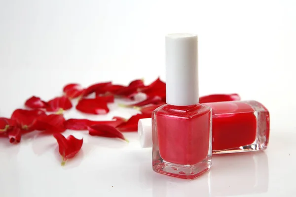 Rote Nagellacke Und Rote Blütenblätter Isoliert Auf Weißem Hintergrund — Stockfoto