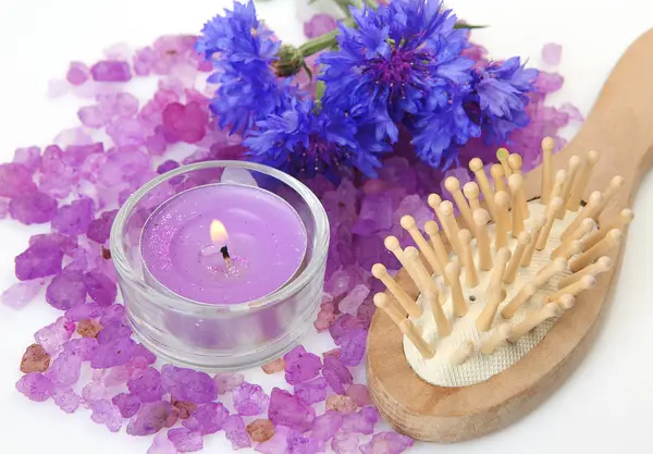 Meersalz Kerzen Blumen Und Hölzerne Haarbürste — Stockfoto