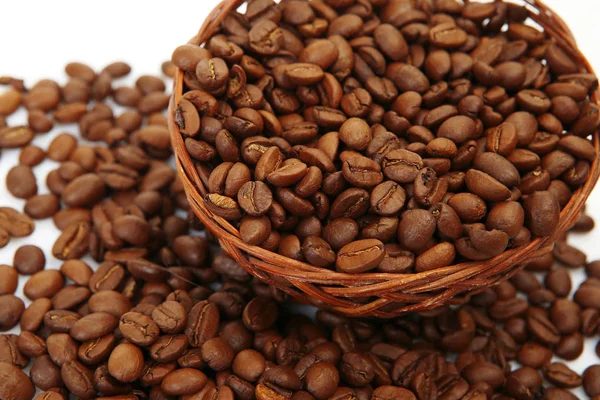 Granos Café Tostados Canasta Mimbre Sobre Fondo Blanco —  Fotos de Stock