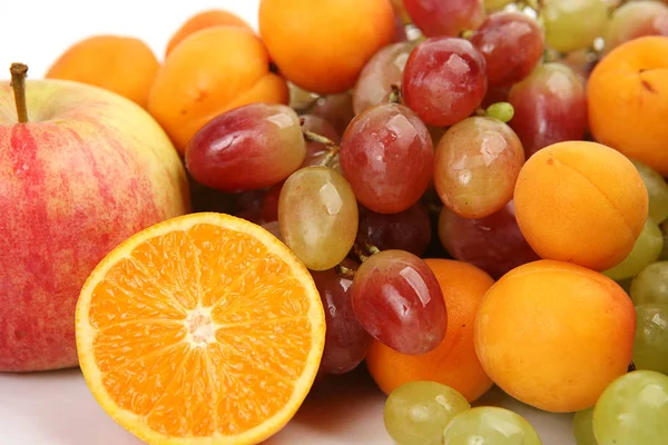 Reife Früchte Für Gesunde Ernährung Apfel Trauben Orangen Und Aprikosen — Stockfoto