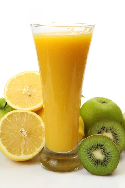 Glas Med Apelsinjuice Äpplen Kiwi Och Citroner Vit Bakgrund — Stockfoto