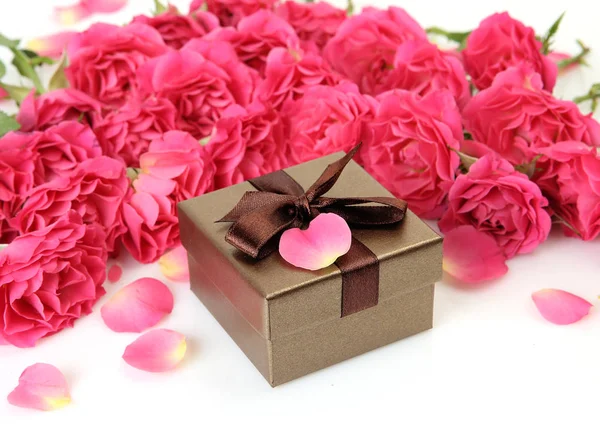 带蝴蝶结和粉红色玫瑰的盒子 — 图库照片