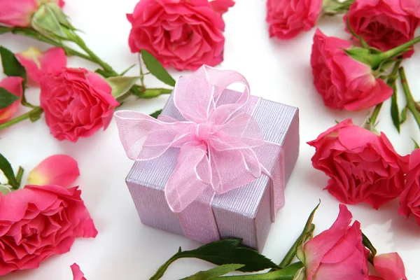 Κουτί Τόξο Και Ροζ Τριαντάφυλλα — Φωτογραφία Αρχείου