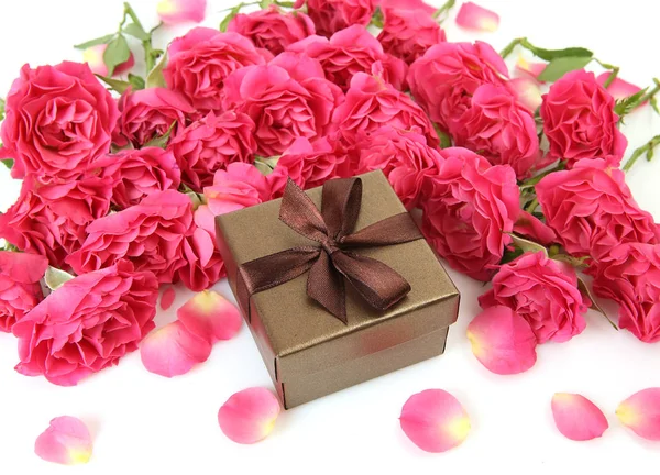 Confezione regalo e petali di rosa — Foto Stock