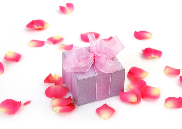 Coffret cadeau et pétales de rose — Photo