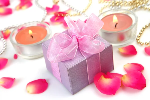 Caixa de presente e pétalas de rosa — Fotografia de Stock
