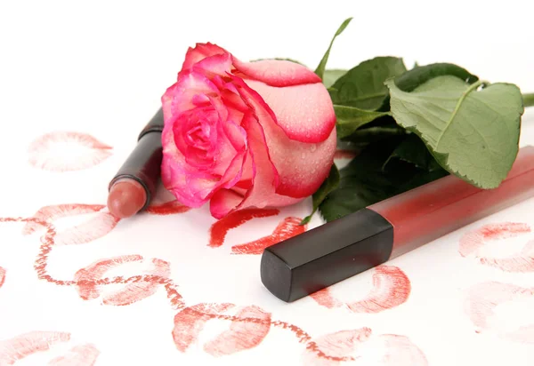 Frauen Lippenstifte Und Blühende Rose Auf Lippenabdrücken lizenzfreie Stockbilder