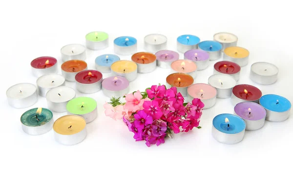 彩色燃烧的蜡烛和鲜花 图库图片