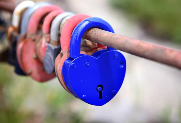 Cerradura azul colgando en el tubo —  Fotos de Stock