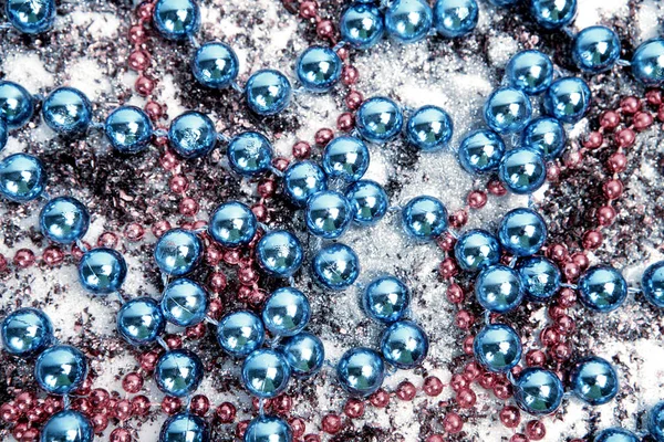 Perline rotonde e lustrini asciutti sparsi sulla superficie — Foto Stock