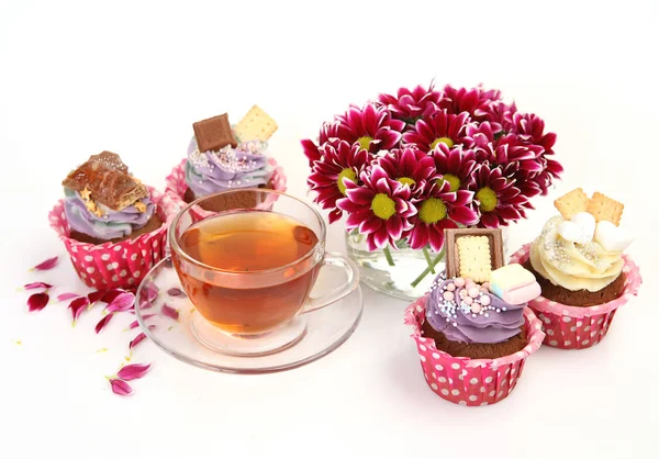 Leckerer Kuchen mit Schokoladenkeksen und runden Süßigkeiten dekoriert — Stockfoto