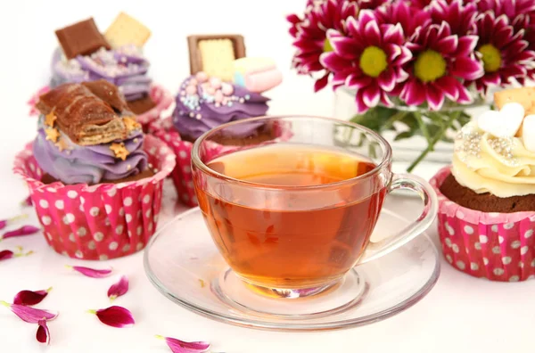 Delicioso pastel decorado con galletas de chocolate y dulces redondos —  Fotos de Stock