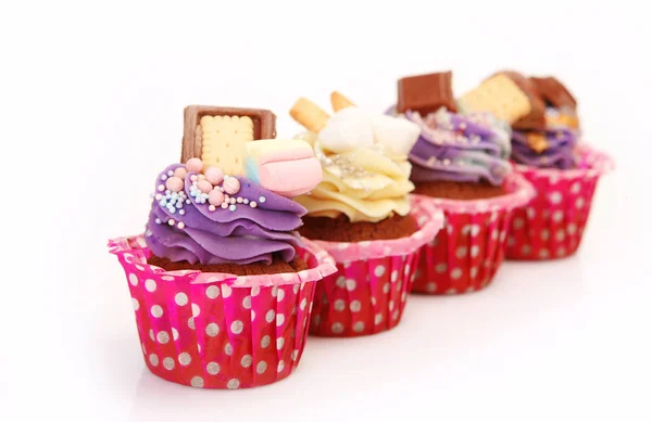 Delicioso pastel decorado con galletas de chocolate y dulces redondos — Foto de Stock