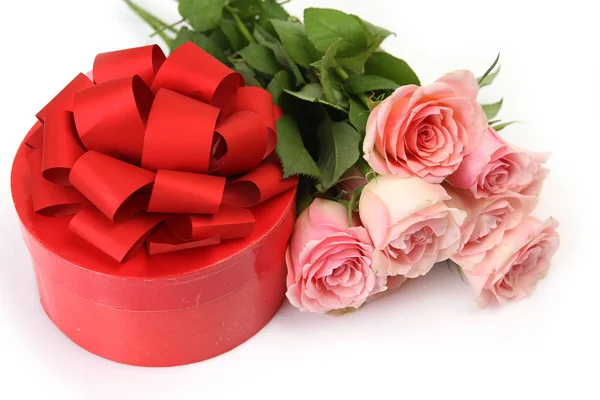 Bouquet di rose rosa e una scatola con un regalo — Foto Stock